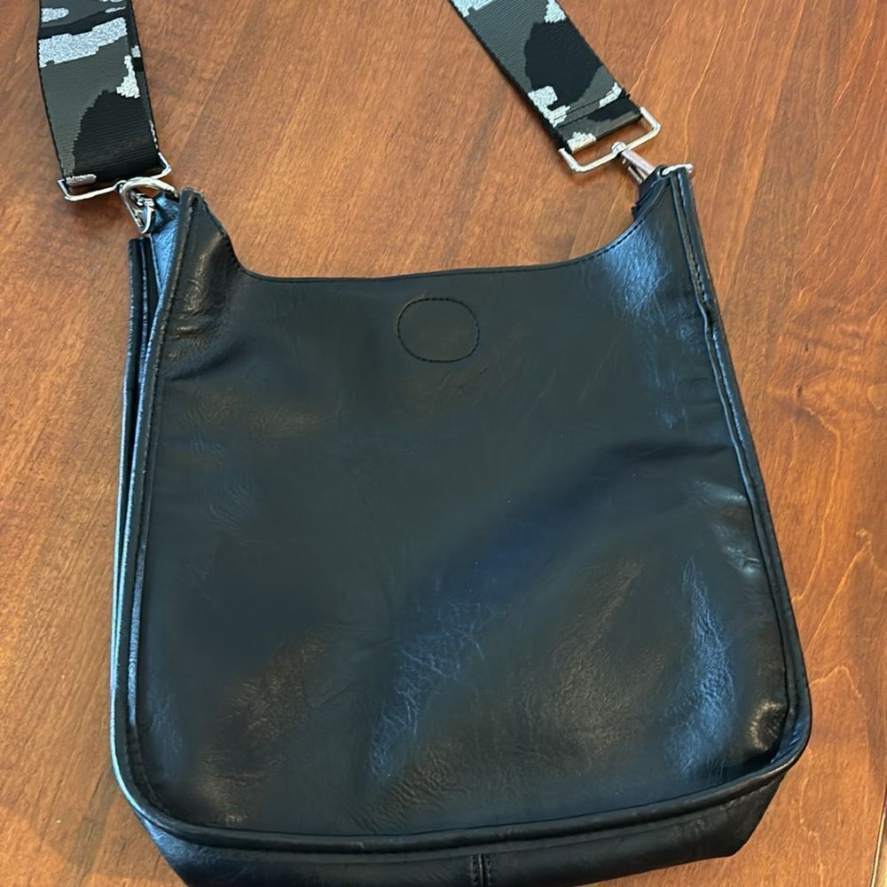 Ahdorned Black Messenger Bag - Picture 4 of 6